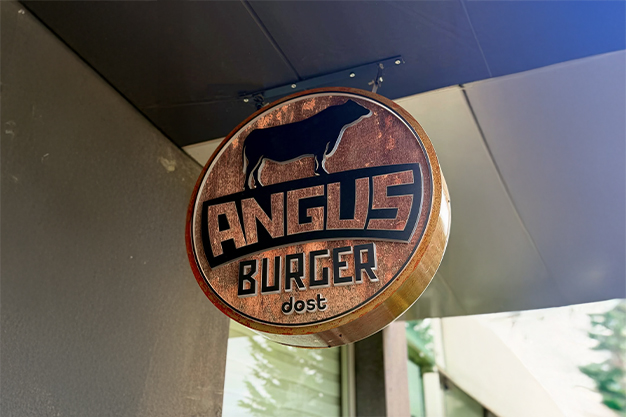 Dost Angus Burger Hakkında